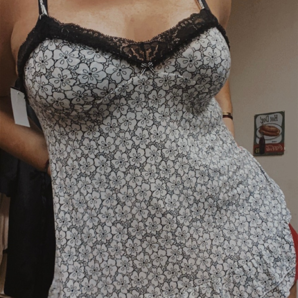 VICTORIA’S SECRET COTTON/LACE SLIP! (NEVER WORN!)